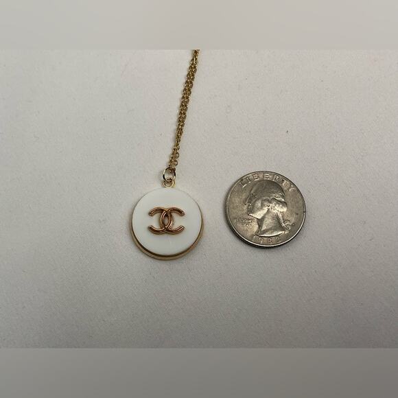 White Chanel button gold CC - Picture 7 of 12